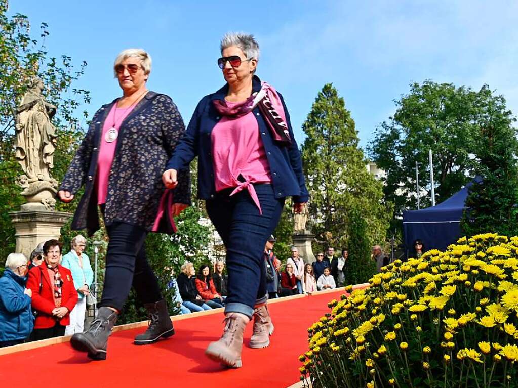 Bei perfektem Herbstwetter wird der verkaufsoffene Sonntag in Bad Krozingen zum vollen Erfolg. Mode- und Autoschauen, Spiele fr die Kinder, kulinarische Angebote, Live-Musik und Sonderangebote locken die Besucher in Scharen.