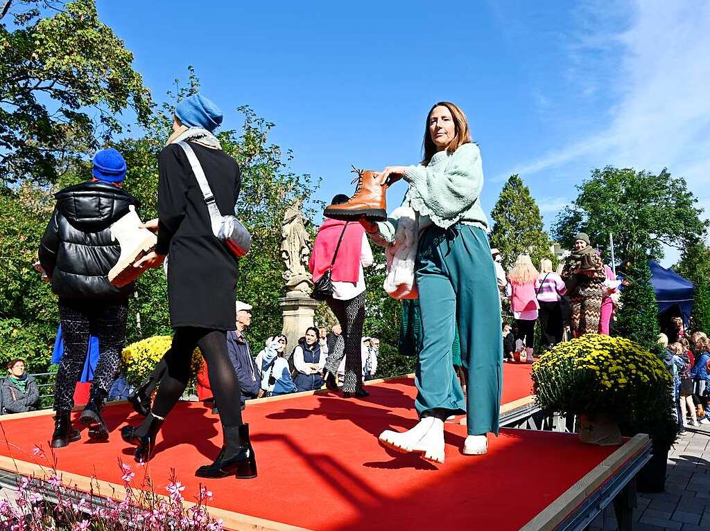 Bei perfektem Herbstwetter wird der verkaufsoffene Sonntag in Bad Krozingen zum vollen Erfolg. Mode- und Autoschauen, Spiele fr die Kinder, kulinarische Angebote, Live-Musik und Sonderangebote locken die Besucher in Scharen.