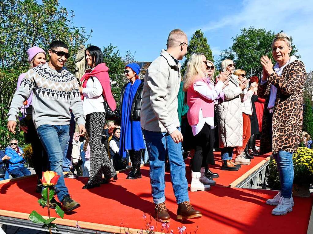 Bei perfektem Herbstwetter wird der verkaufsoffene Sonntag in Bad Krozingen zum vollen Erfolg. Mode- und Autoschauen, Spiele fr die Kinder, kulinarische Angebote, Live-Musik und Sonderangebote locken die Besucher in Scharen.