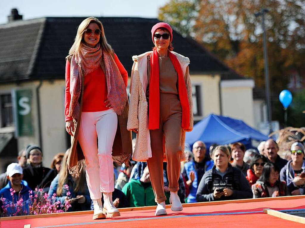 Bei perfektem Herbstwetter wird der verkaufsoffene Sonntag in Bad Krozingen zum vollen Erfolg. Mode- und Autoschauen, Spiele fr die Kinder, kulinarische Angebote, Live-Musik und Sonderangebote locken die Besucher in Scharen.