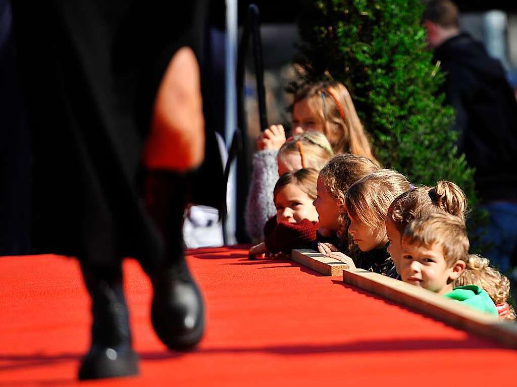 Bei perfektem Herbstwetter wird der verkaufsoffene Sonntag in Bad Krozingen zum vollen Erfolg. Mode- und Autoschauen, Spiele fr die Kinder, kulinarische Angebote, Live-Musik und Sonderangebote locken die Besucher in Scharen.