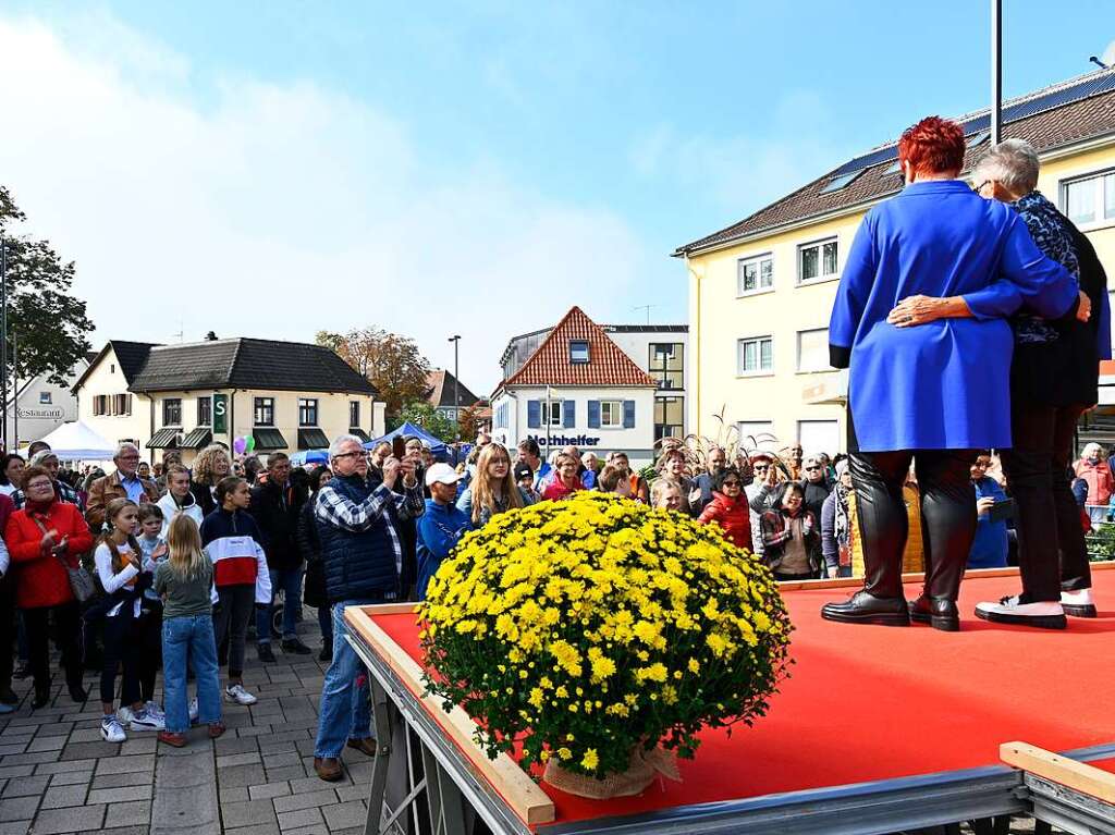 Bei perfektem Herbstwetter wird der verkaufsoffene Sonntag in Bad Krozingen zum vollen Erfolg. Mode- und Autoschauen, Spiele fr die Kinder, kulinarische Angebote, Live-Musik und Sonderangebote locken die Besucher in Scharen.