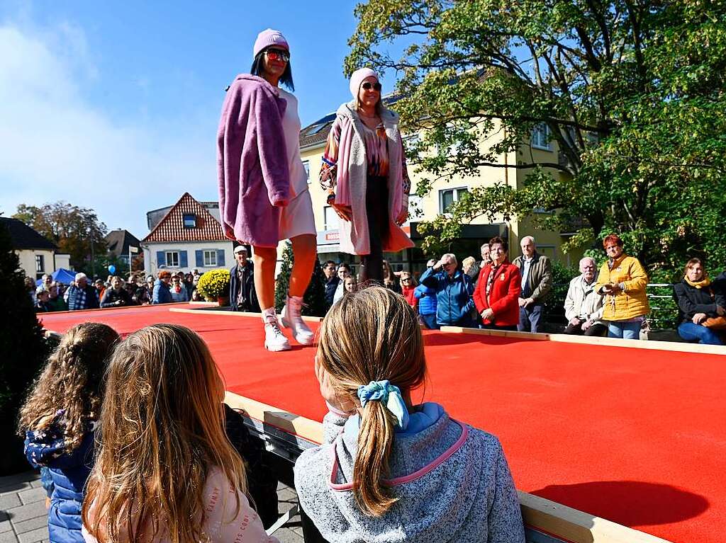 Bei perfektem Herbstwetter wird der verkaufsoffene Sonntag in Bad Krozingen zum vollen Erfolg. Mode- und Autoschauen, Spiele fr die Kinder, kulinarische Angebote, Live-Musik und Sonderangebote locken die Besucher in Scharen.