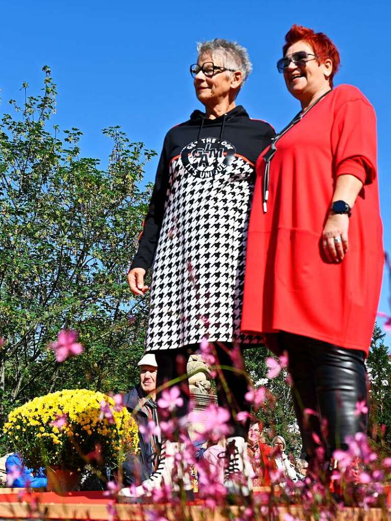 Bei perfektem Herbstwetter wird der verkaufsoffene Sonntag in Bad Krozingen zum vollen Erfolg. Mode- und Autoschauen, Spiele fr die Kinder, kulinarische Angebote, Live-Musik und Sonderangebote locken die Besucher in Scharen.