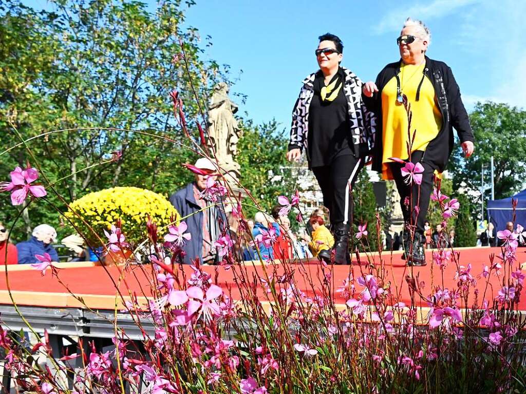 Bei perfektem Herbstwetter wird der verkaufsoffene Sonntag in Bad Krozingen zum vollen Erfolg. Mode- und Autoschauen, Spiele fr die Kinder, kulinarische Angebote, Live-Musik und Sonderangebote locken die Besucher in Scharen.