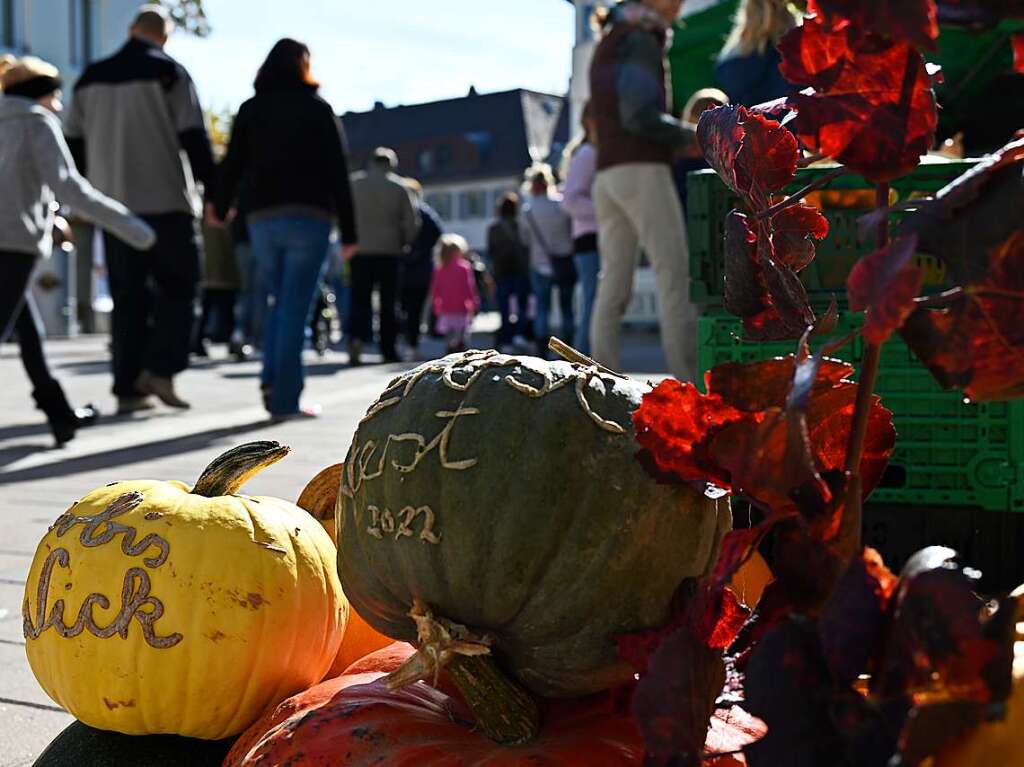 Bei perfektem Herbstwetter wird der verkaufsoffene Sonntag in Bad Krozingen zum vollen Erfolg. Mode- und Autoschauen, Spiele fr die Kinder, kulinarische Angebote, Live-Musik und Sonderangebote locken die Besucher in Scharen.