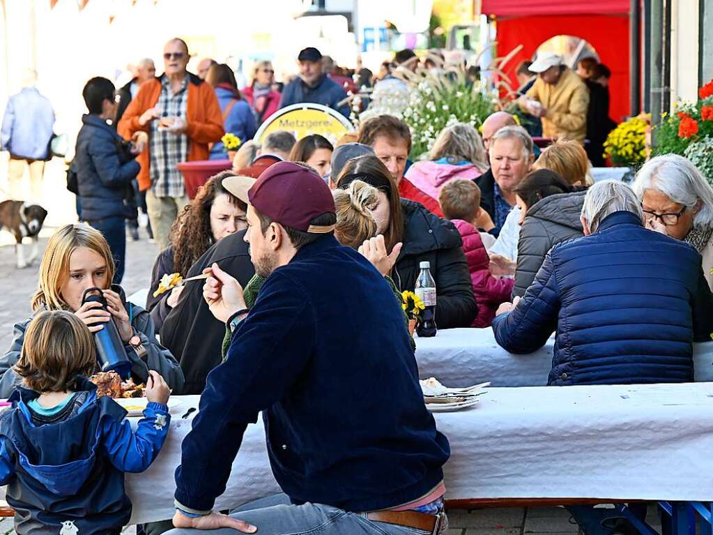 Bei perfektem Herbstwetter wird der verkaufsoffene Sonntag in Bad Krozingen zum vollen Erfolg. Mode- und Autoschauen, Spiele fr die Kinder, kulinarische Angebote, Live-Musik und Sonderangebote locken die Besucher in Scharen.