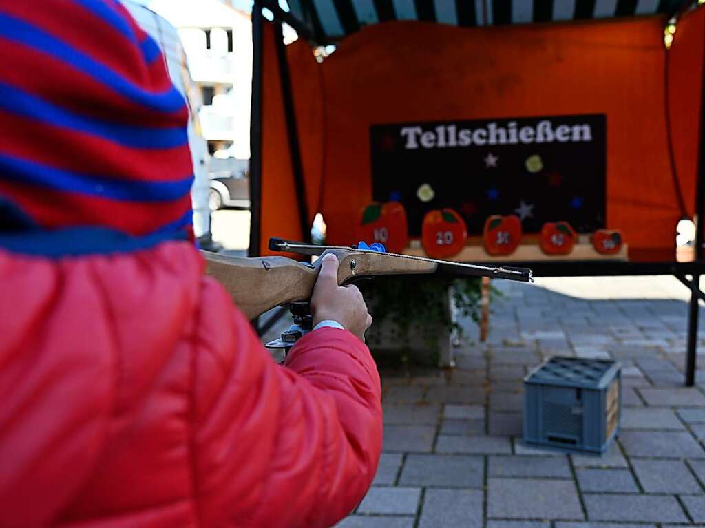 Bei perfektem Herbstwetter wird der verkaufsoffene Sonntag in Bad Krozingen zum vollen Erfolg. Mode- und Autoschauen, Spiele fr die Kinder, kulinarische Angebote, Live-Musik und Sonderangebote locken die Besucher in Scharen.