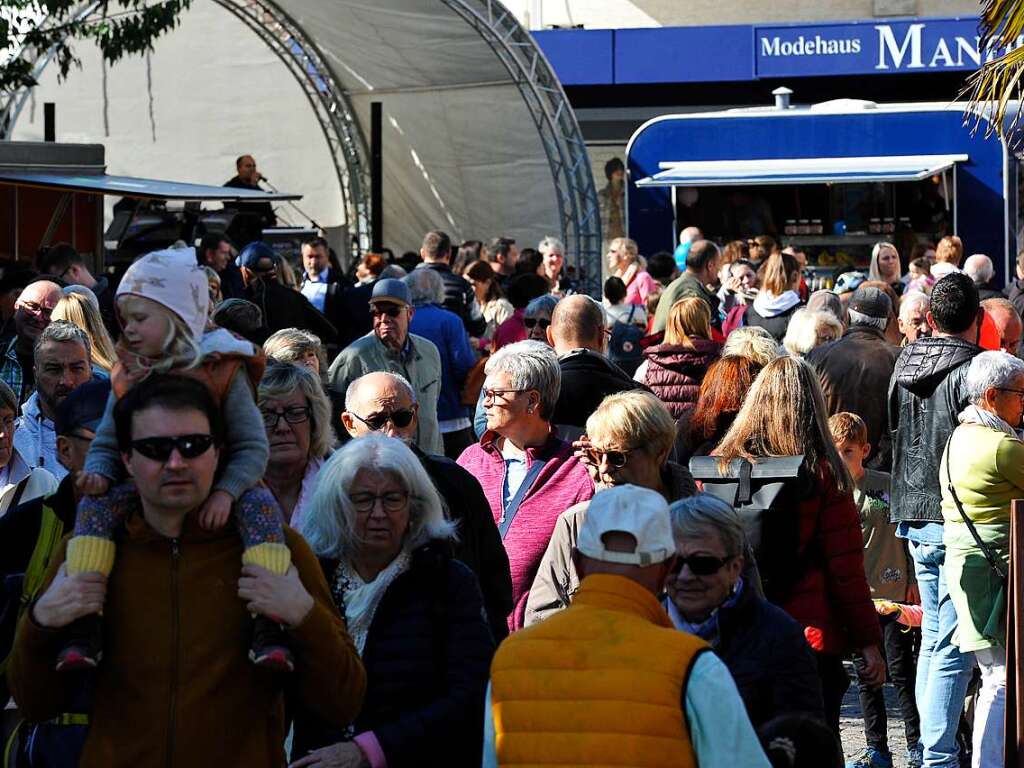 Bei perfektem Herbstwetter wird der verkaufsoffene Sonntag in Bad Krozingen zum vollen Erfolg. Mode- und Autoschauen, Spiele fr die Kinder, kulinarische Angebote, Live-Musik und Sonderangebote locken die Besucher in Scharen.