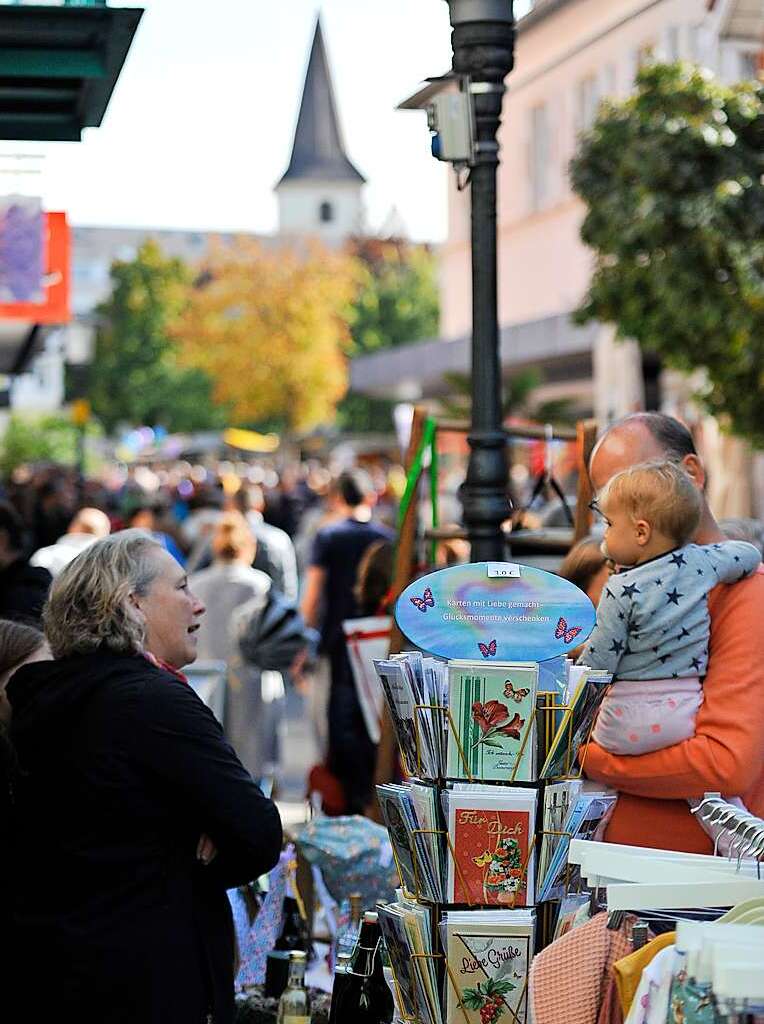 Bei perfektem Herbstwetter wird der verkaufsoffene Sonntag in Bad Krozingen zum vollen Erfolg. Mode- und Autoschauen, Spiele fr die Kinder, kulinarische Angebote, Live-Musik und Sonderangebote locken die Besucher in Scharen.