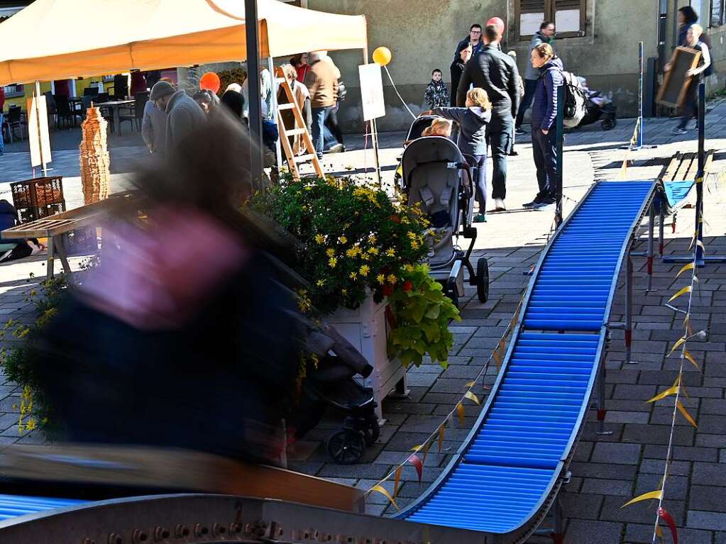 Bei perfektem Herbstwetter wird der verkaufsoffene Sonntag in Bad Krozingen zum vollen Erfolg. Mode- und Autoschauen, Spiele fr die Kinder, kulinarische Angebote, Live-Musik und Sonderangebote locken die Besucher in Scharen.