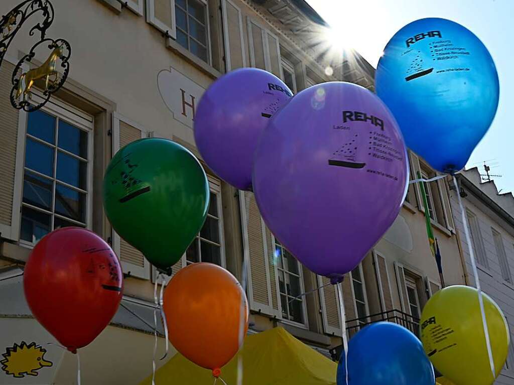 Bei perfektem Herbstwetter wird der verkaufsoffene Sonntag in Bad Krozingen zum vollen Erfolg. Mode- und Autoschauen, Spiele fr die Kinder, kulinarische Angebote, Live-Musik und Sonderangebote locken die Besucher in Scharen.