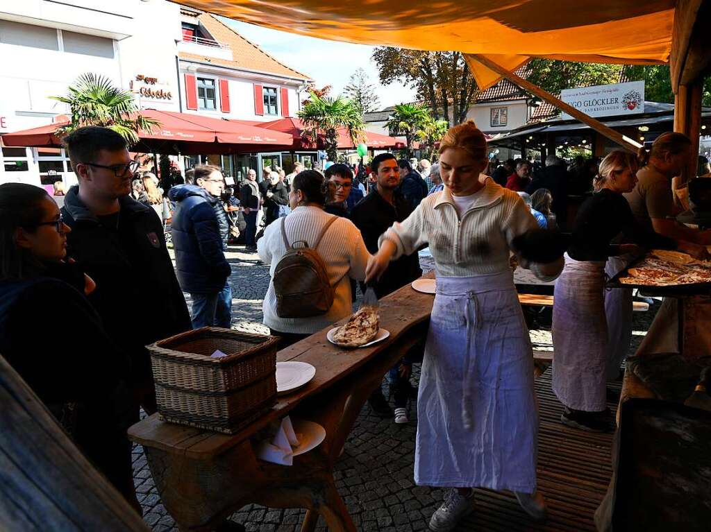 Bei perfektem Herbstwetter wird der verkaufsoffene Sonntag in Bad Krozingen zum vollen Erfolg. Mode- und Autoschauen, Spiele fr die Kinder, kulinarische Angebote, Live-Musik und Sonderangebote locken die Besucher in Scharen.