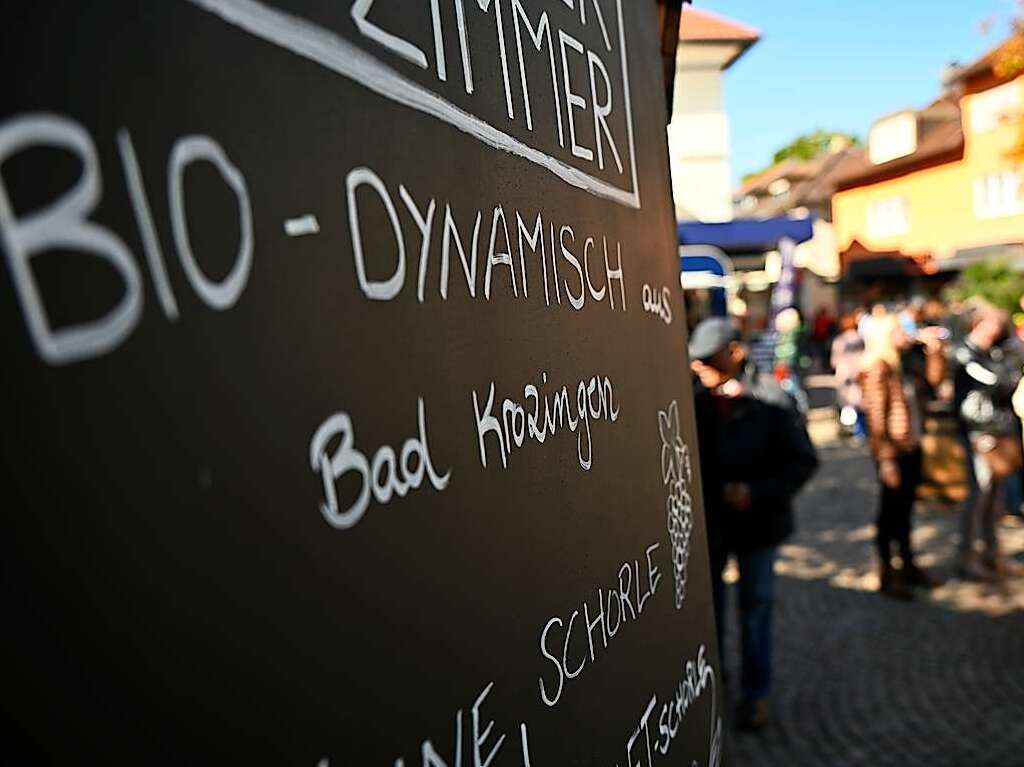 Bei perfektem Herbstwetter wird der verkaufsoffene Sonntag in Bad Krozingen zum vollen Erfolg. Mode- und Autoschauen, Spiele fr die Kinder, kulinarische Angebote, Live-Musik und Sonderangebote locken die Besucher in Scharen.