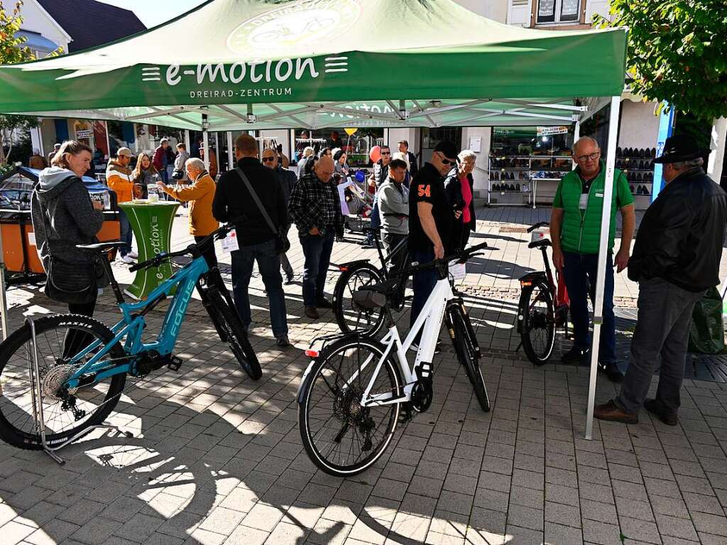 Bei perfektem Herbstwetter wird der verkaufsoffene Sonntag in Bad Krozingen zum vollen Erfolg. Mode- und Autoschauen, Spiele fr die Kinder, kulinarische Angebote, Live-Musik und Sonderangebote locken die Besucher in Scharen.