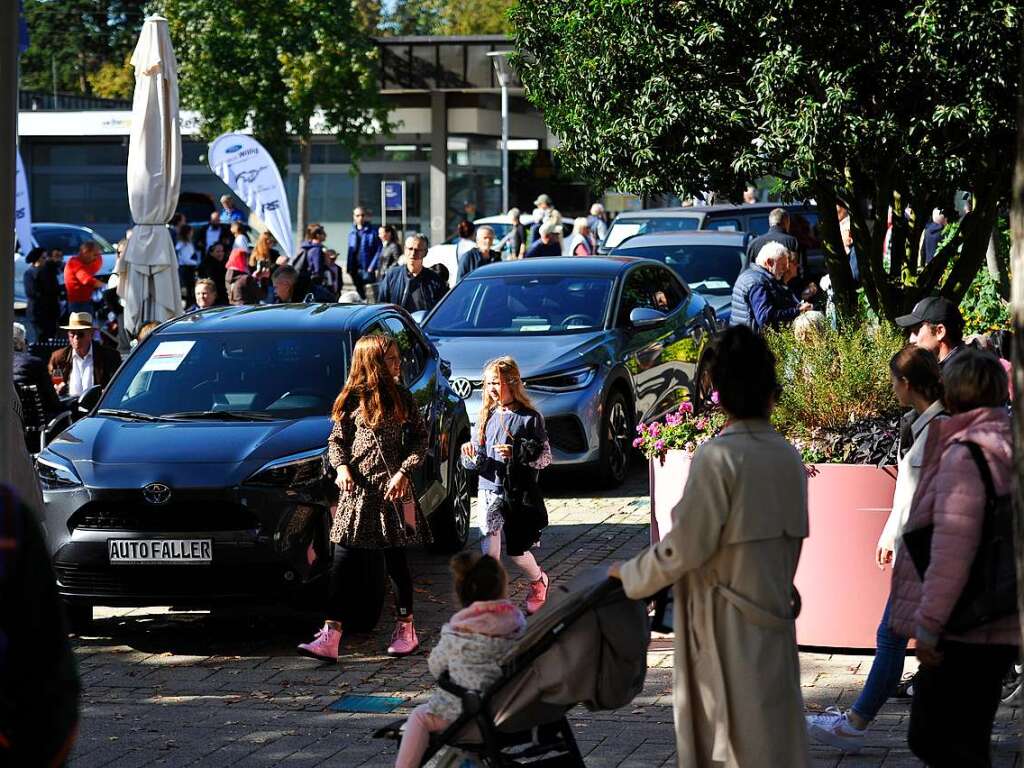 Bei perfektem Herbstwetter wird der verkaufsoffene Sonntag in Bad Krozingen zum vollen Erfolg. Mode- und Autoschauen, Spiele fr die Kinder, kulinarische Angebote, Live-Musik und Sonderangebote locken die Besucher in Scharen.