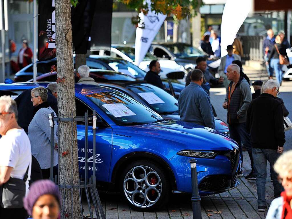 Bei perfektem Herbstwetter wird der verkaufsoffene Sonntag in Bad Krozingen zum vollen Erfolg. Mode- und Autoschauen, Spiele fr die Kinder, kulinarische Angebote, Live-Musik und Sonderangebote locken die Besucher in Scharen.