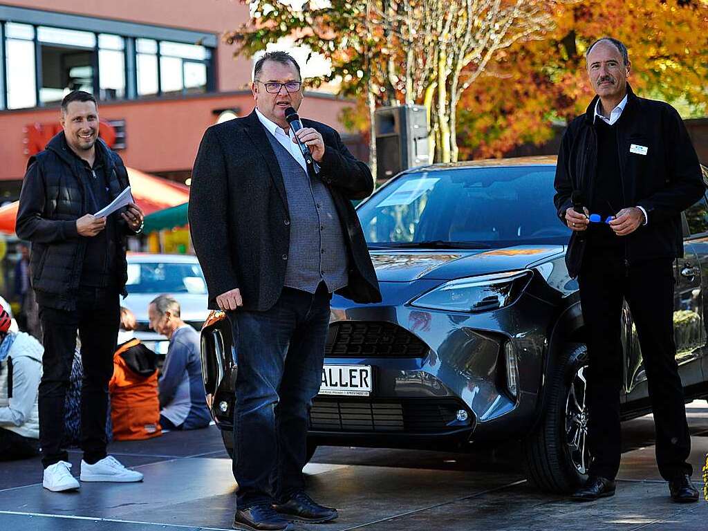 Gewerbeverbandschef Peter Lob dankte bei der Autoschau auf dem Bahnhofsplatz dem fr die Autoschauen im Verein verantwortlichen Ren Willig (rechts) und Moderator Jan Haselhofer (links)