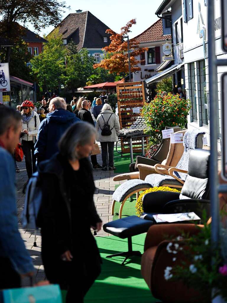 Bei perfektem Herbstwetter wird der verkaufsoffene Sonntag in Bad Krozingen zum vollen Erfolg. Mode- und Autoschauen, Spiele fr die Kinder, kulinarische Angebote, Live-Musik und Sonderangebote locken die Besucher in Scharen.