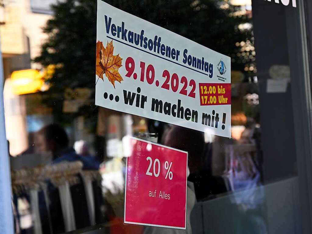 Bei perfektem Herbstwetter wird der verkaufsoffene Sonntag in Bad Krozingen zum vollen Erfolg. Mode- und Autoschauen, Spiele fr die Kinder, kulinarische Angebote, Live-Musik und Sonderangebote locken die Besucher in Scharen.