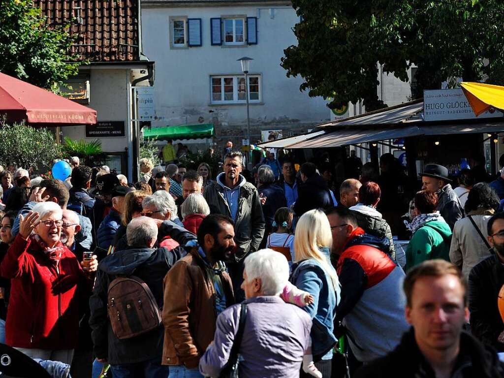 Bei perfektem Herbstwetter wird der verkaufsoffene Sonntag in Bad Krozingen zum vollen Erfolg. Mode- und Autoschauen, Spiele fr die Kinder, kulinarische Angebote, Live-Musik und Sonderangebote locken die Besucher in Scharen.