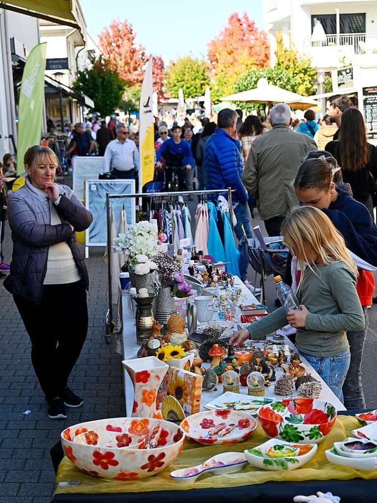 Bei perfektem Herbstwetter wird der verkaufsoffene Sonntag in Bad Krozingen zum vollen Erfolg. Mode- und Autoschauen, Spiele fr die Kinder, kulinarische Angebote, Live-Musik und Sonderangebote locken die Besucher in Scharen.