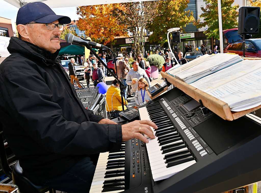 Bei perfektem Herbstwetter wird der verkaufsoffene Sonntag in Bad Krozingen zum vollen Erfolg. Mode- und Autoschauen, Spiele fr die Kinder, kulinarische Angebote, Live-Musik und Sonderangebote locken die Besucher in Scharen.