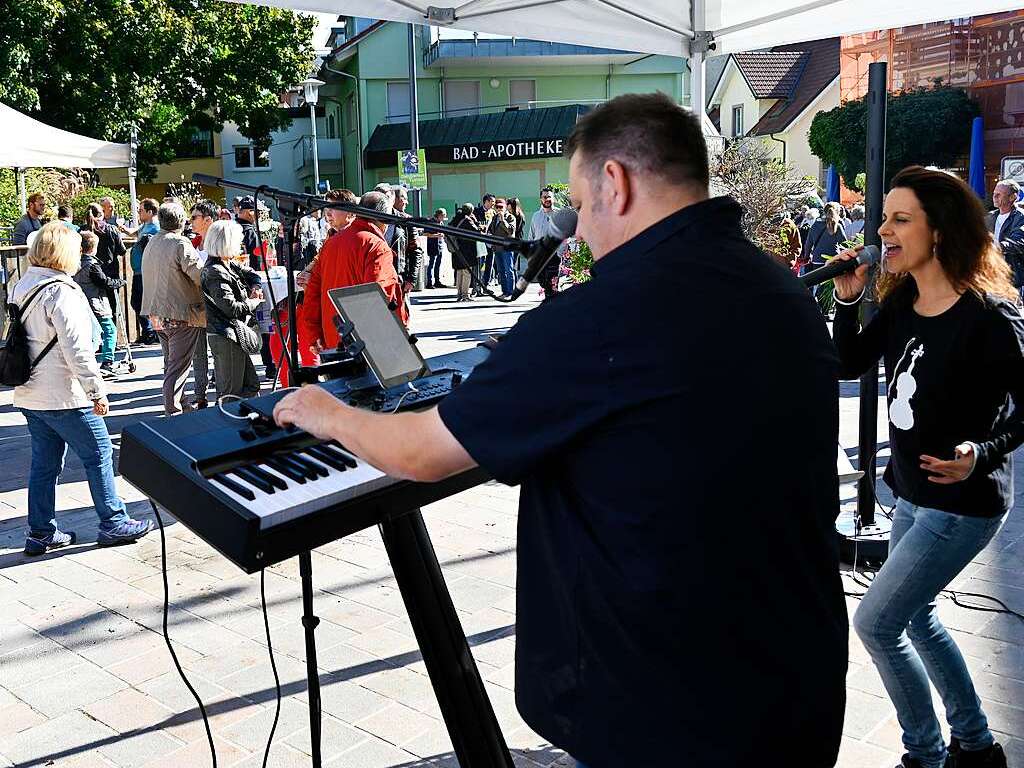 Bei perfektem Herbstwetter wird der verkaufsoffene Sonntag in Bad Krozingen zum vollen Erfolg. Mode- und Autoschauen, Spiele fr die Kinder, kulinarische Angebote, Live-Musik und Sonderangebote locken die Besucher in Scharen.