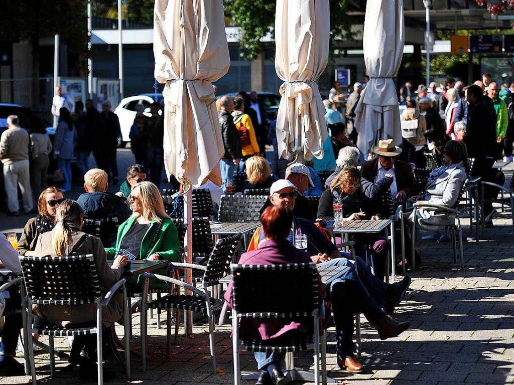 Bei perfektem Herbstwetter wird der verkaufsoffene Sonntag in Bad Krozingen zum vollen Erfolg. Mode- und Autoschauen, Spiele fr die Kinder, kulinarische Angebote, Live-Musik und Sonderangebote locken die Besucher in Scharen.