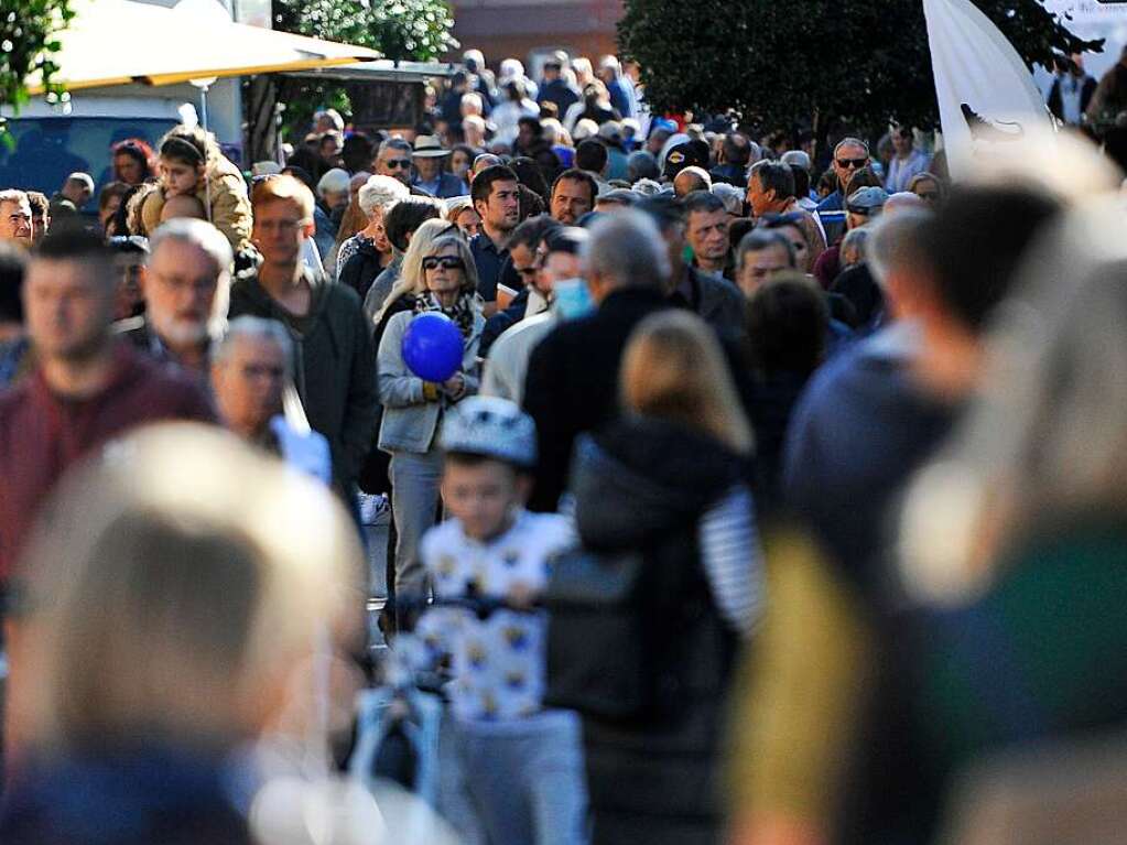 Bei perfektem Herbstwetter wird der verkaufsoffene Sonntag in Bad Krozingen zum vollen Erfolg. Mode- und Autoschauen, Spiele fr die Kinder, kulinarische Angebote, Live-Musik und Sonderangebote locken die Besucher in Scharen.