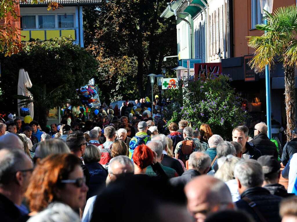 Bei perfektem Herbstwetter wird der verkaufsoffene Sonntag in Bad Krozingen zum vollen Erfolg. Mode- und Autoschauen, Spiele fr die Kinder, kulinarische Angebote, Live-Musik und Sonderangebote locken die Besucher in Scharen.