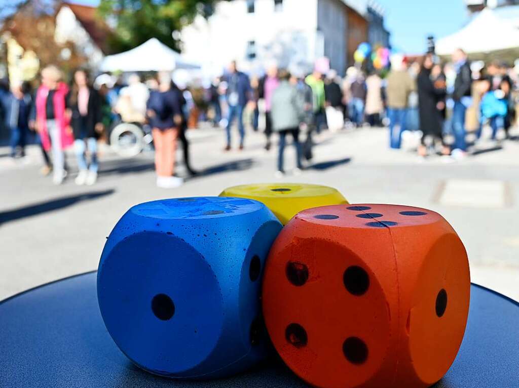 Bei perfektem Herbstwetter wird der verkaufsoffene Sonntag in Bad Krozingen zum vollen Erfolg. Mode- und Autoschauen, Spiele fr die Kinder, kulinarische Angebote, Live-Musik und Sonderangebote locken die Besucher in Scharen.