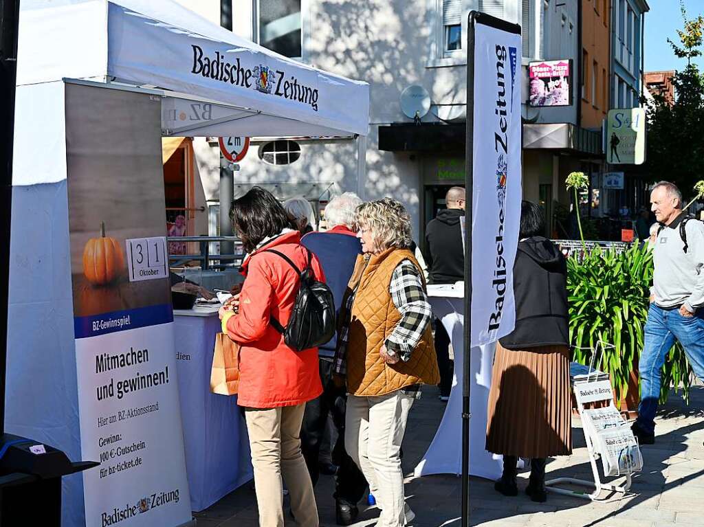 Bei perfektem Herbstwetter wird der verkaufsoffene Sonntag in Bad Krozingen zum vollen Erfolg. Mode- und Autoschauen, Spiele fr die Kinder, kulinarische Angebote, Live-Musik und Sonderangebote locken die Besucher in Scharen.