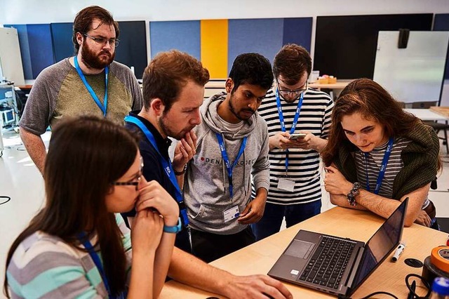 Die Mitglieder des Siegerteams Testbed for Industry 4.1 bei der Arbeit  | Foto:  Andreas Kusy Photography