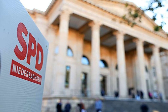 Ein Ausschnitt von einem SPD-Wahlplaka...em niederschsischen Landtag zu sehen.  | Foto: Friso Gentsch (dpa)