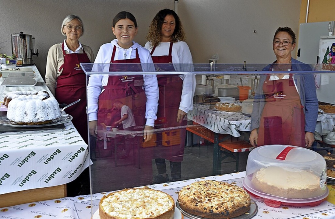 Die Landfrauen servierten leckere Torten und Kuchen.  | Foto: Jutta Schütz