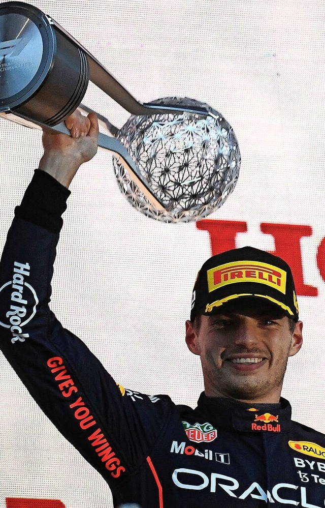 Weltmeister mit Trophe: Max Verstappen  | Foto: TOSHIFUMI KITAMURA (AFP)