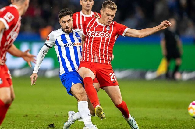 Matthias Ginter vom SC Freiburg vertei...en Ball gegen Berlins Suat Serdar (l).  | Foto: Andreas Gora (dpa)