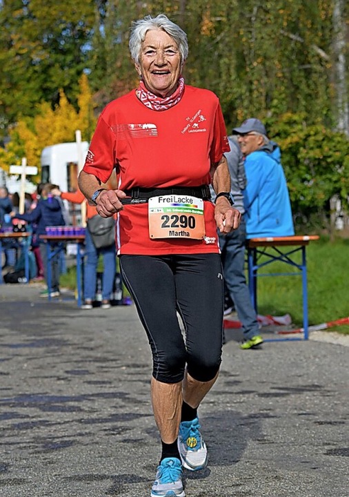 Martha Käfer aus Freiburg wurde im Halbmarathon Zweite der W75.  | Foto: Wolfgang Scheu
