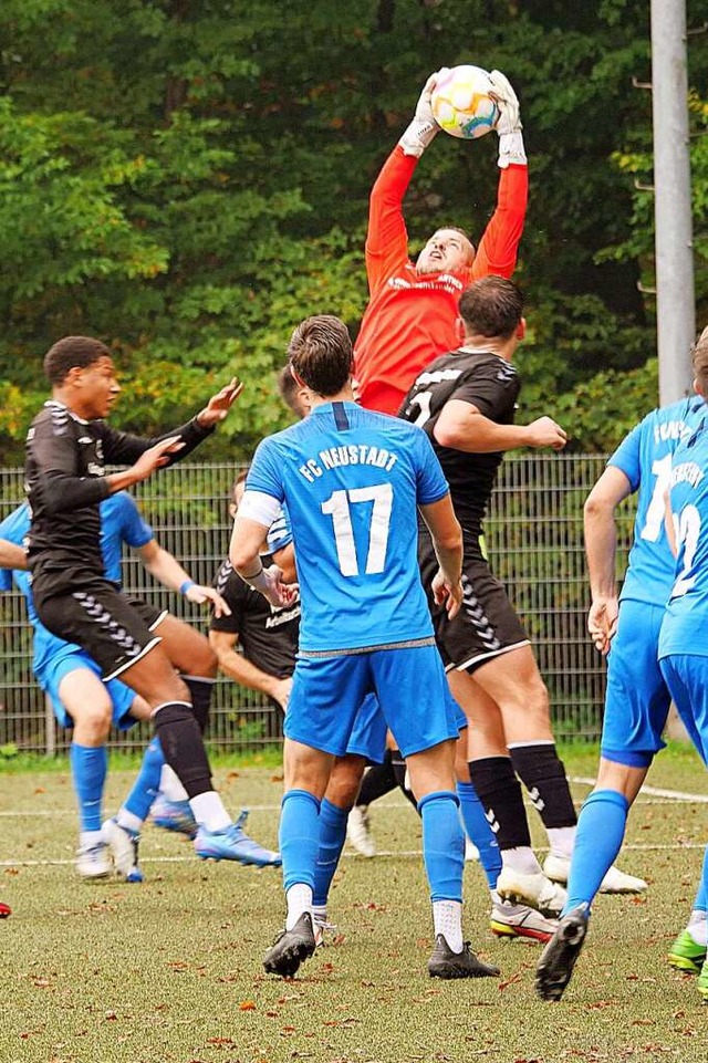 Torhter Manuel Werner verhinderte in ...ine hhere Niederlage des FC Neustadt.  | Foto: Bernd Seger