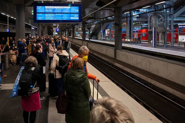 Nichts fuhr mehr: Am Samstag war der Z...orddeutschland fr Stunden lahmgelegt.  | Foto: Paul Zinken (dpa)