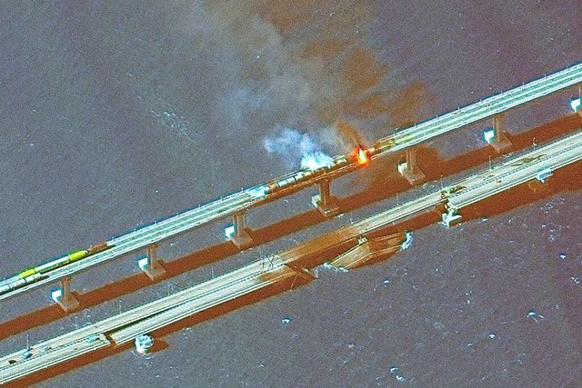 Ein Satellitenbild zeigt brennende Eis...ber die Strae von Kertsch verbindet.  | Foto: Uncredited (dpa)