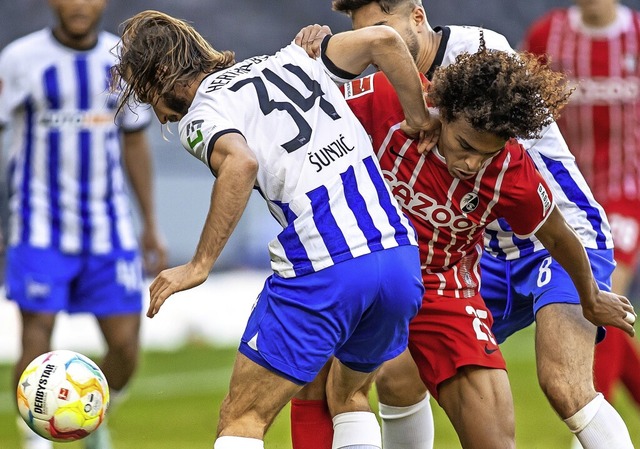 Kiliann Sildillia (vorne rechts) in ei...mpfe (hier gegen Sunjic) der Partie.   | Foto: Andreas Gora (dpa)