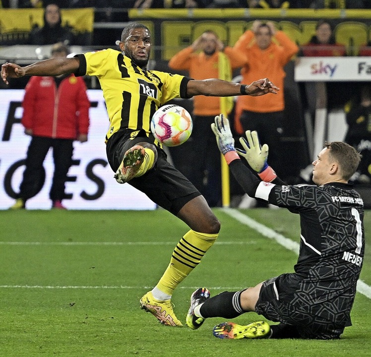 In dieser Szene scheitert Anthony Mode...ifft er zum 2:2 für Borussia Dortmund.  | Foto: Bernd Thissen (dpa)