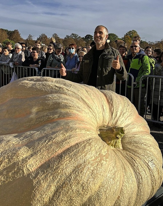 Stefano Cutrupi gewann mit seinem 1100...Krbis das Wettwiegen in Ludwigsburg.   | Foto: Miriam Schreier (dpa)