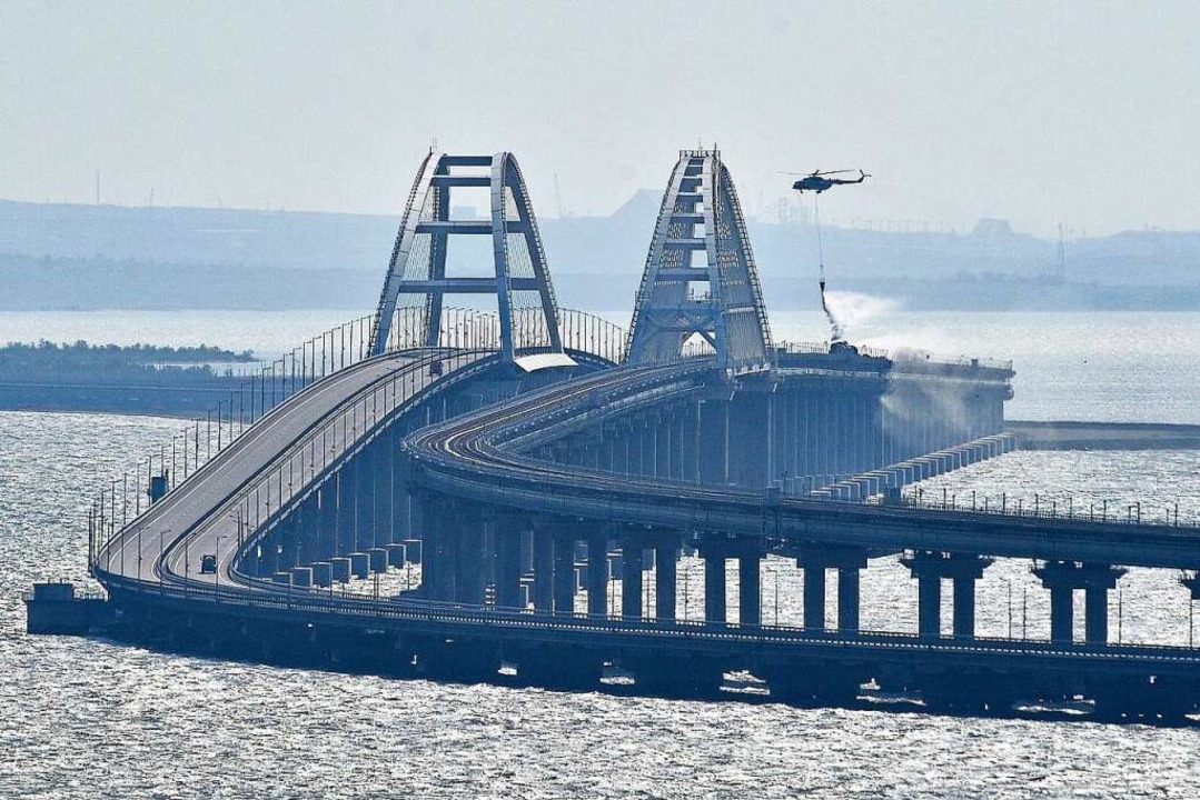 Die russische Brcke zur ukrainischen ...iffen worden. Moskau beschuldigt Kiew.  | Foto: Uncredited (dpa)