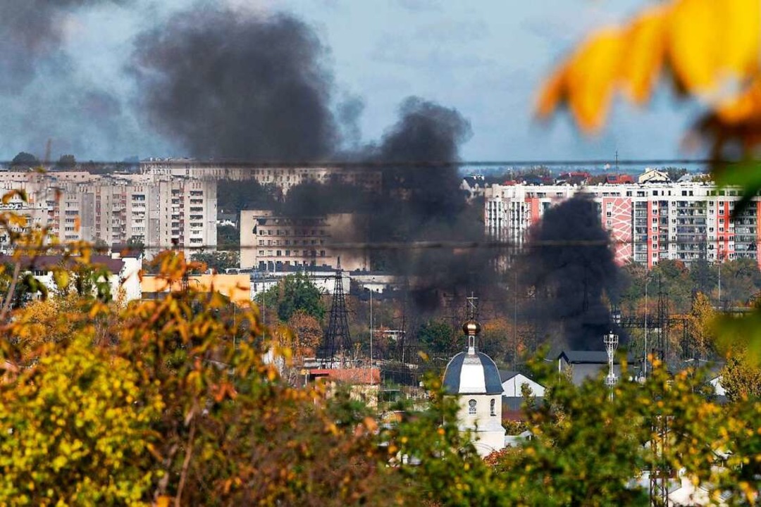 Schwarzer Rauch über Lviv: Ein Kraftwe...sischen Raketen getroffen worden sein.  | Foto: YURIY DYACHYSHYN (AFP)
