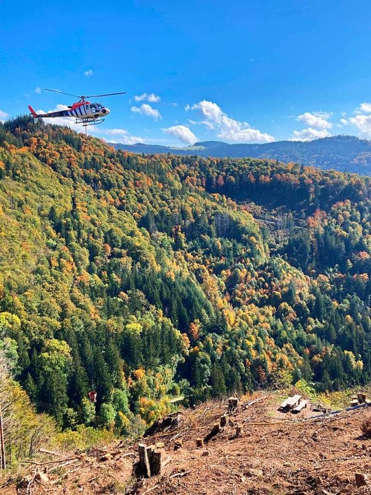 Zum Betonieren der Fundamente fr die ...am Montag ein Hubschrauber eingesetzt.  | Foto: Sarah Trinler