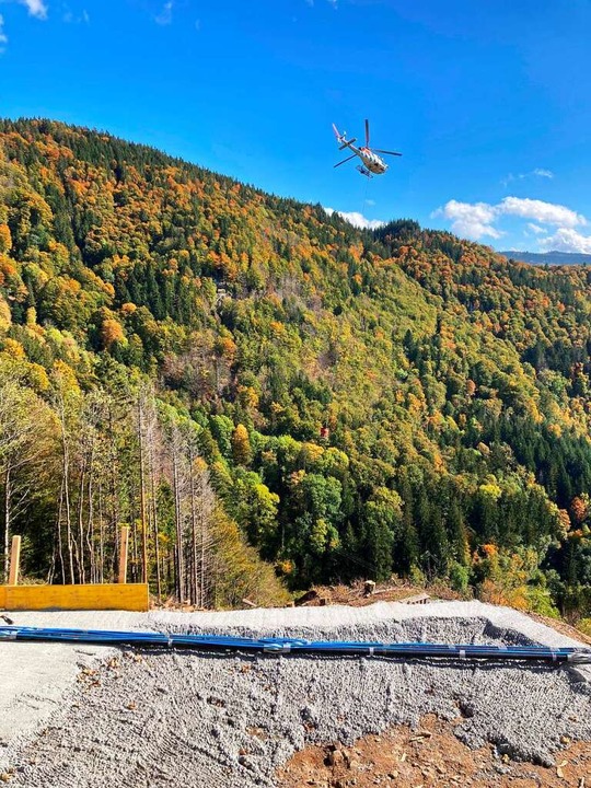 Zum Betonieren der Fundamente fr die ...am Montag ein Hubschrauber eingesetzt.  | Foto: Sarah Trinler