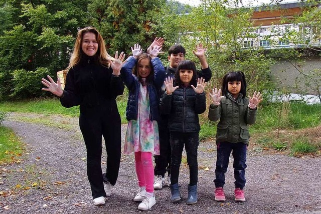 Hatice Ari (links) mit den Kindern Ail...n Aktion Straenmalerei in Sthlingen.  | Foto: Ingo Nitzsche